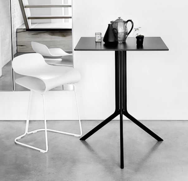 Poule – praktický a přesto krásný stolek