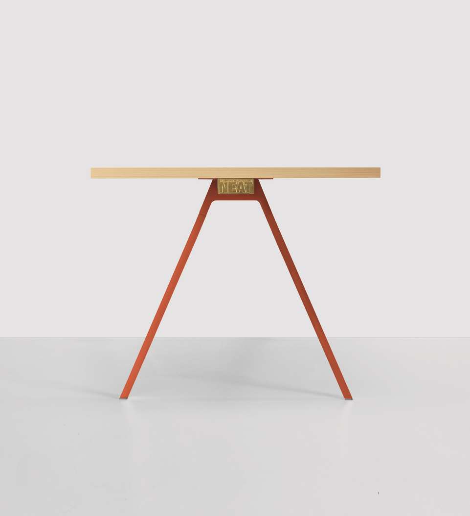 Neat – elegantní kancelář díky minimalistickému stolu