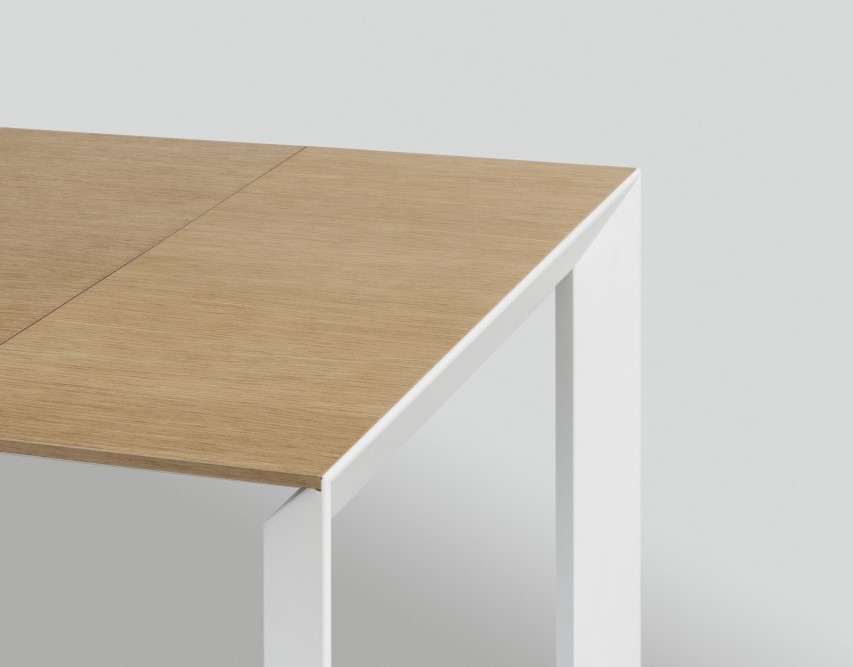 Nori – lehká deska stolu s pevnými nohami