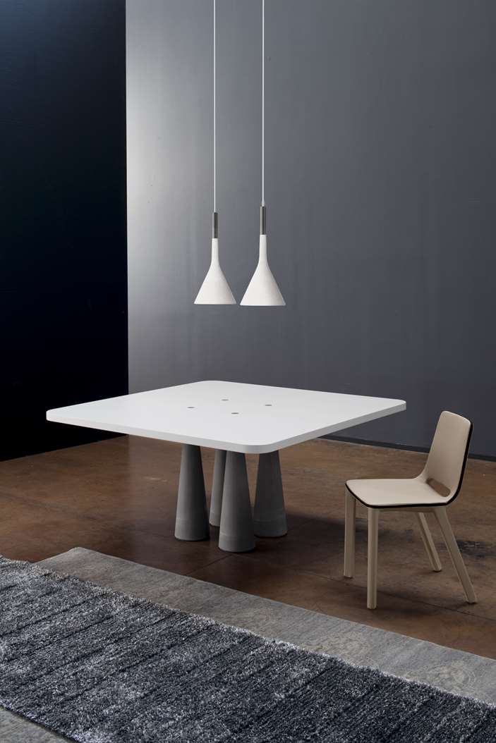 Still – stůl s příjemně kontrastními materiály