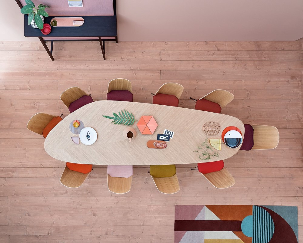 Tweed – stůl s plynule nepravidelným tvarem