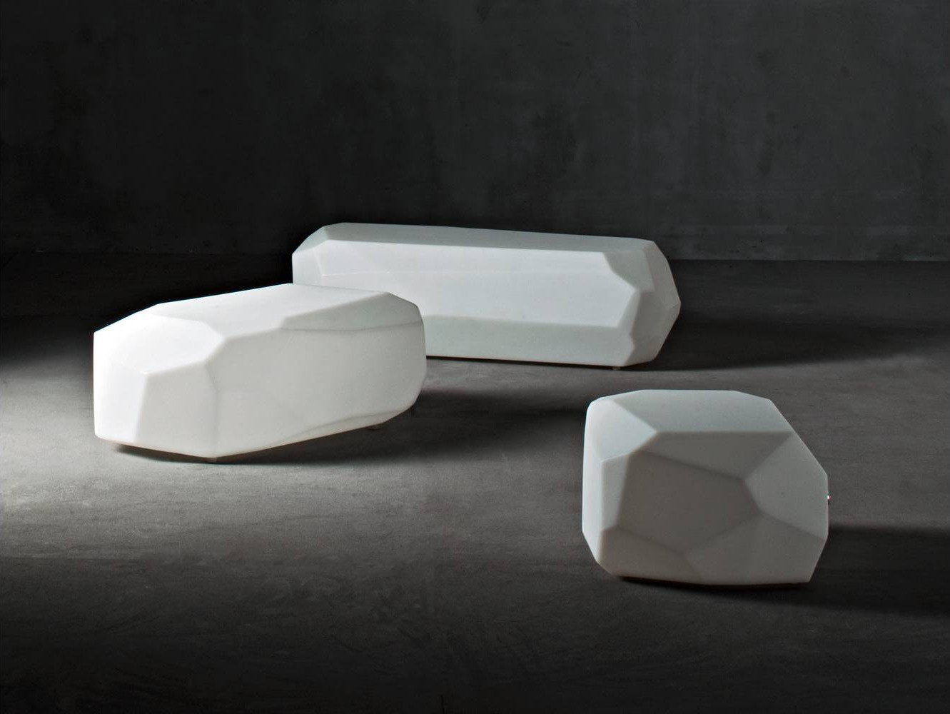Meteor – designový stolek ve tvaru krystalu